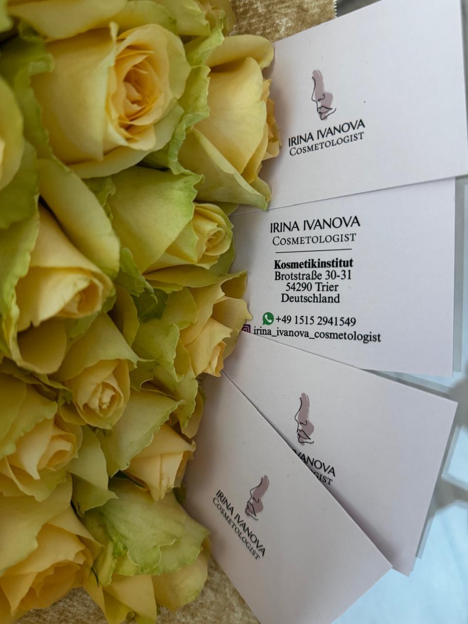 Rosen und Visitenkarten von Irina Ivanova Kosmetikerin im Studio